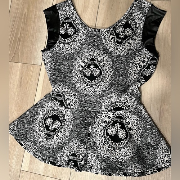 Skull print peplum top - Picture 3 of 4